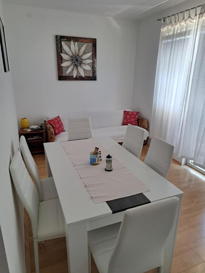 פריבלאקה Apartmani Postonjski מראה חיצוני תמונה